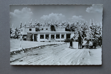 Ansichtskarte AK Gersfeld 1950er Jahre Gasthaus Peterchens Mondfahrt Schifahrer Winter Architektur Ortsansicht Hessen